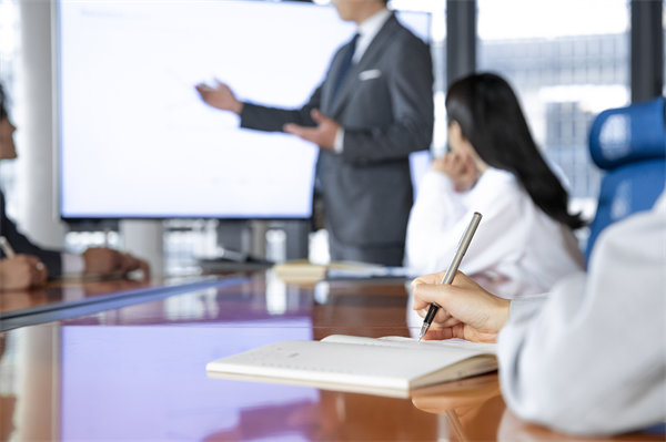 如何保證企業(yè)的年度工作方向與經(jīng)營目標保持一致？