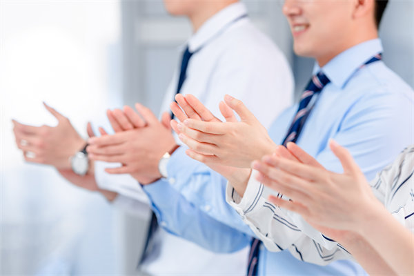 面對(duì)人才流失問題，企業(yè)應(yīng)如何改進(jìn)人力資源策略？