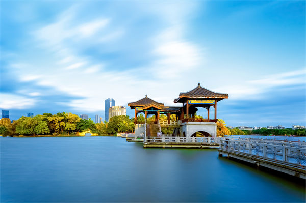 惠州戰(zhàn)略咨詢公司如何為企業(yè)定制長遠(yuǎn)發(fā)展規(guī)劃？